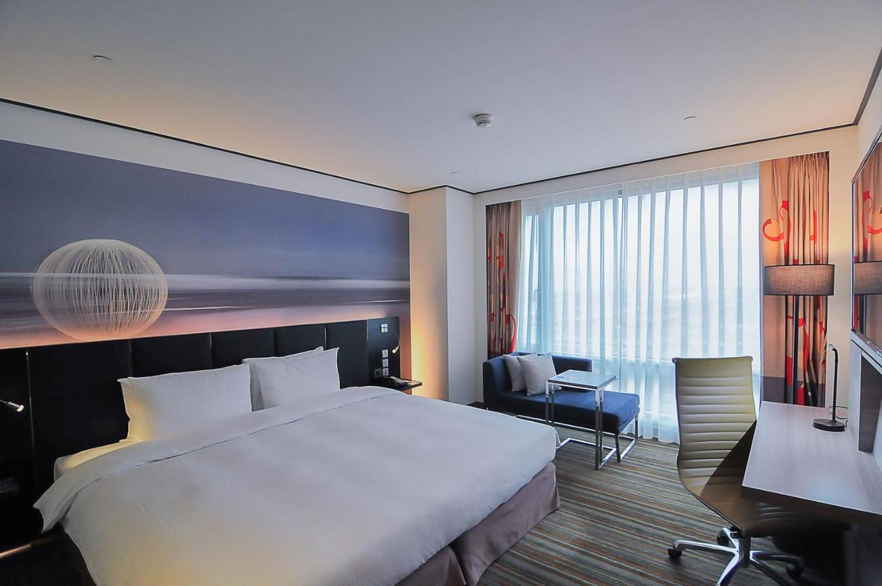 Novotel Taipei Taoyuan International Airport Exterior photo A room at the hotel