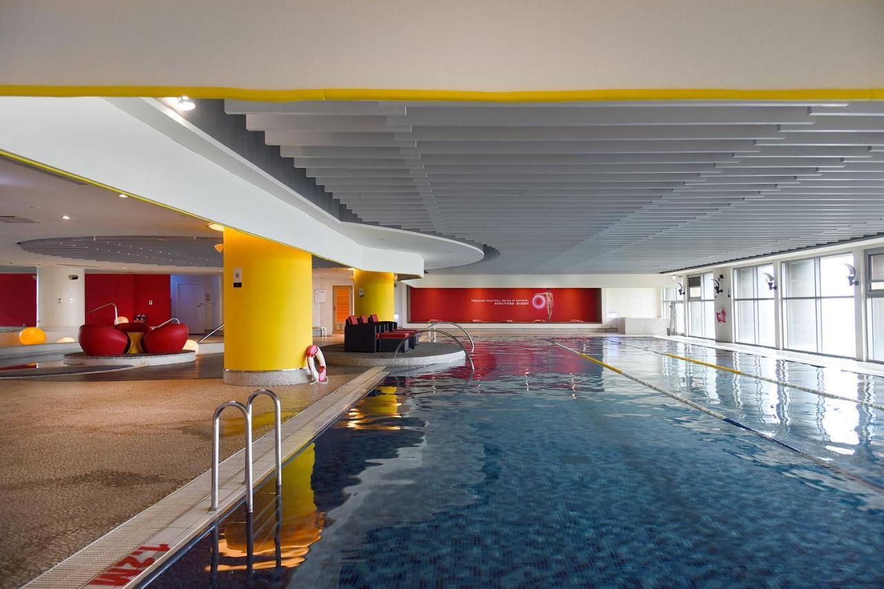 Novotel Taipei Taoyuan International Airport Exterior photo The swimming pool at the hotel