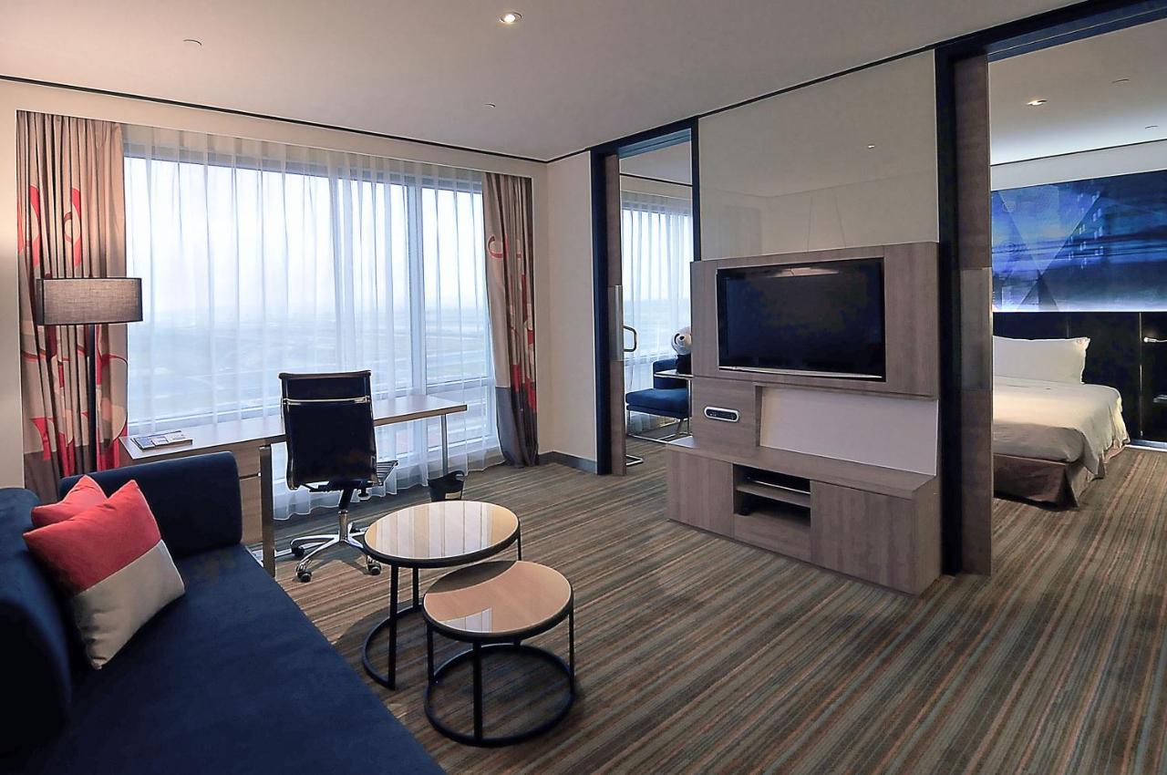 Novotel Taipei Taoyuan International Airport Exterior photo A suite at the hotel